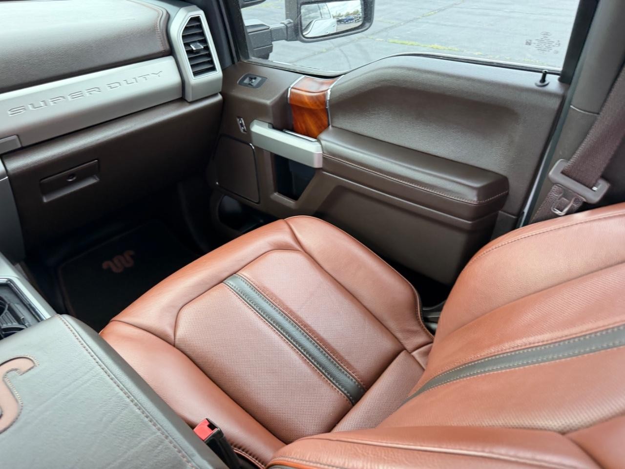 Ford F-350SD Vehicle Full-screen Gallery Image 16