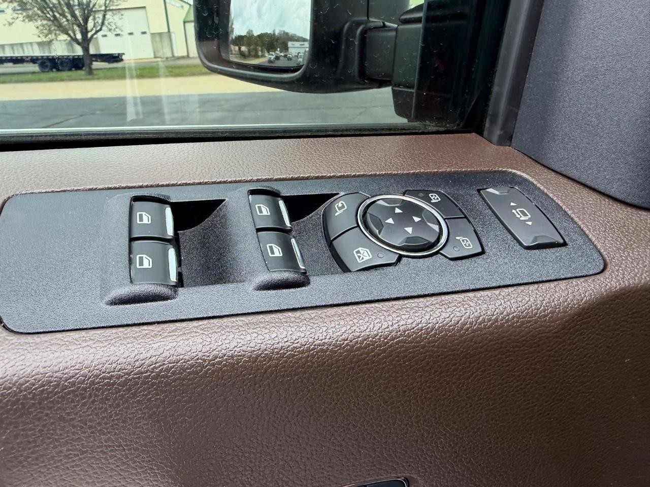 Ford F-350SD Vehicle Full-screen Gallery Image 17