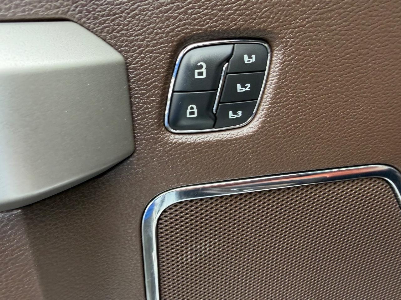 Ford F-350SD Vehicle Full-screen Gallery Image 18