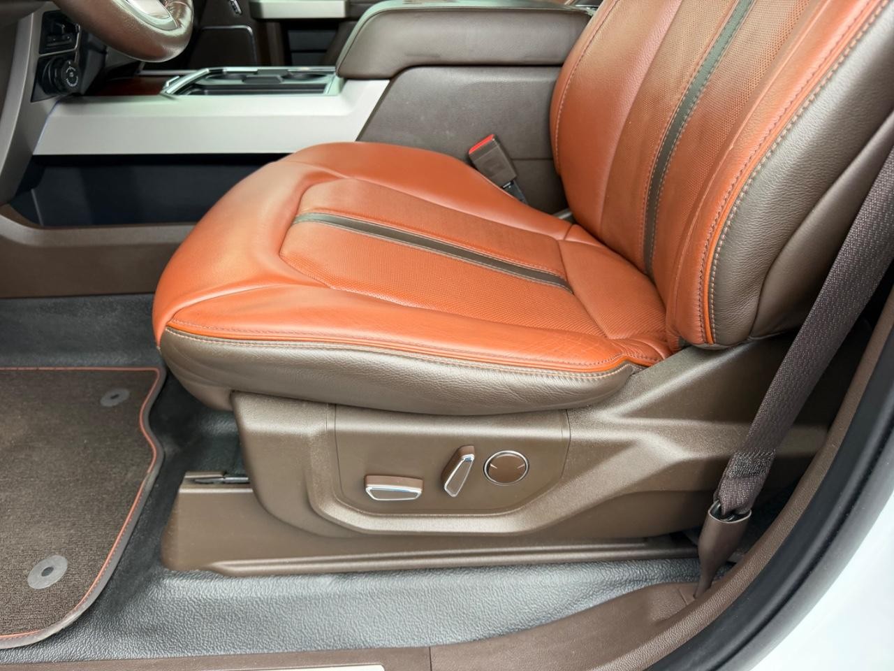 Ford F-350SD Vehicle Full-screen Gallery Image 19