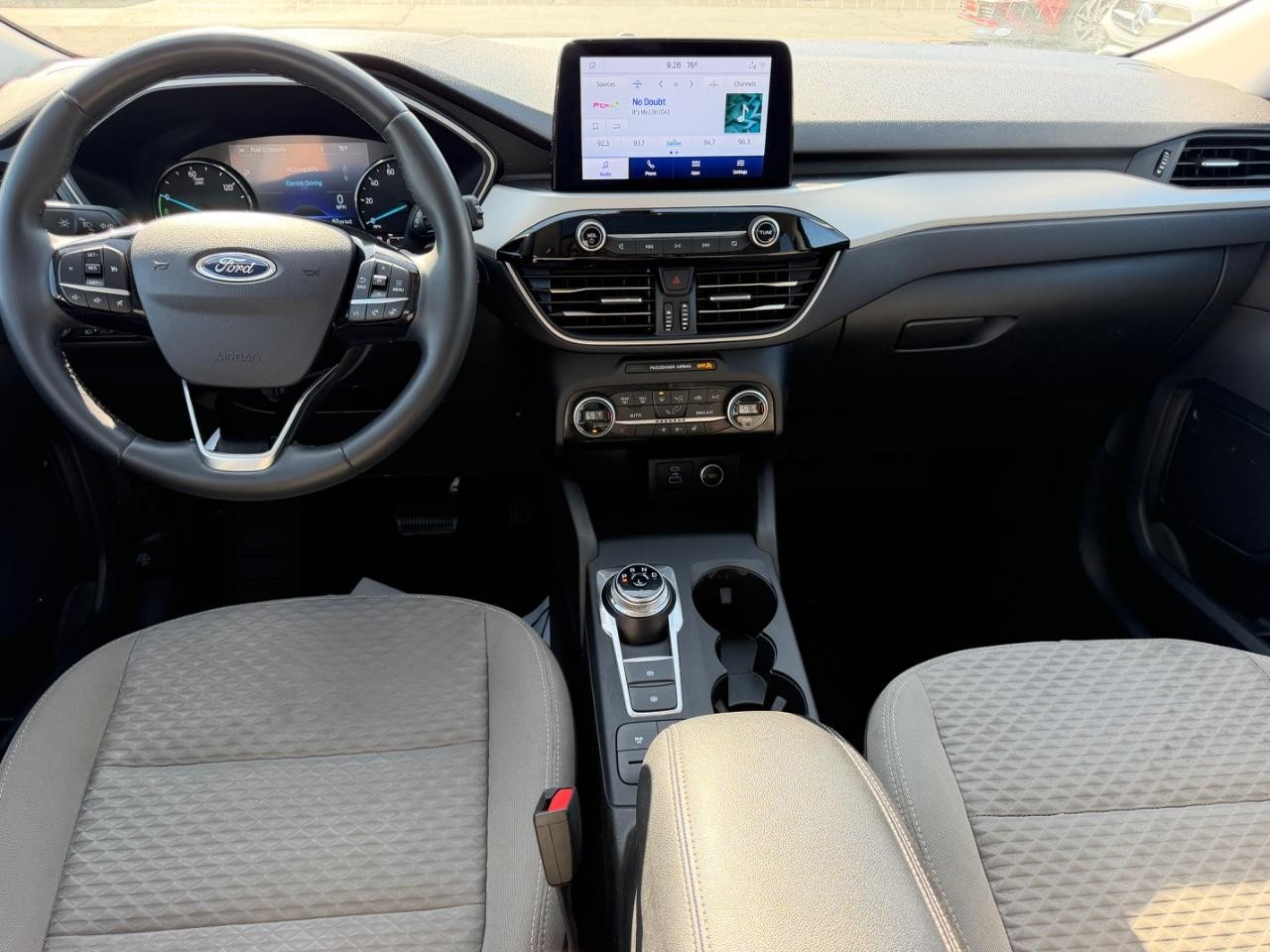Ford Escape Hybrid Vehicle Full-screen Gallery Image 11