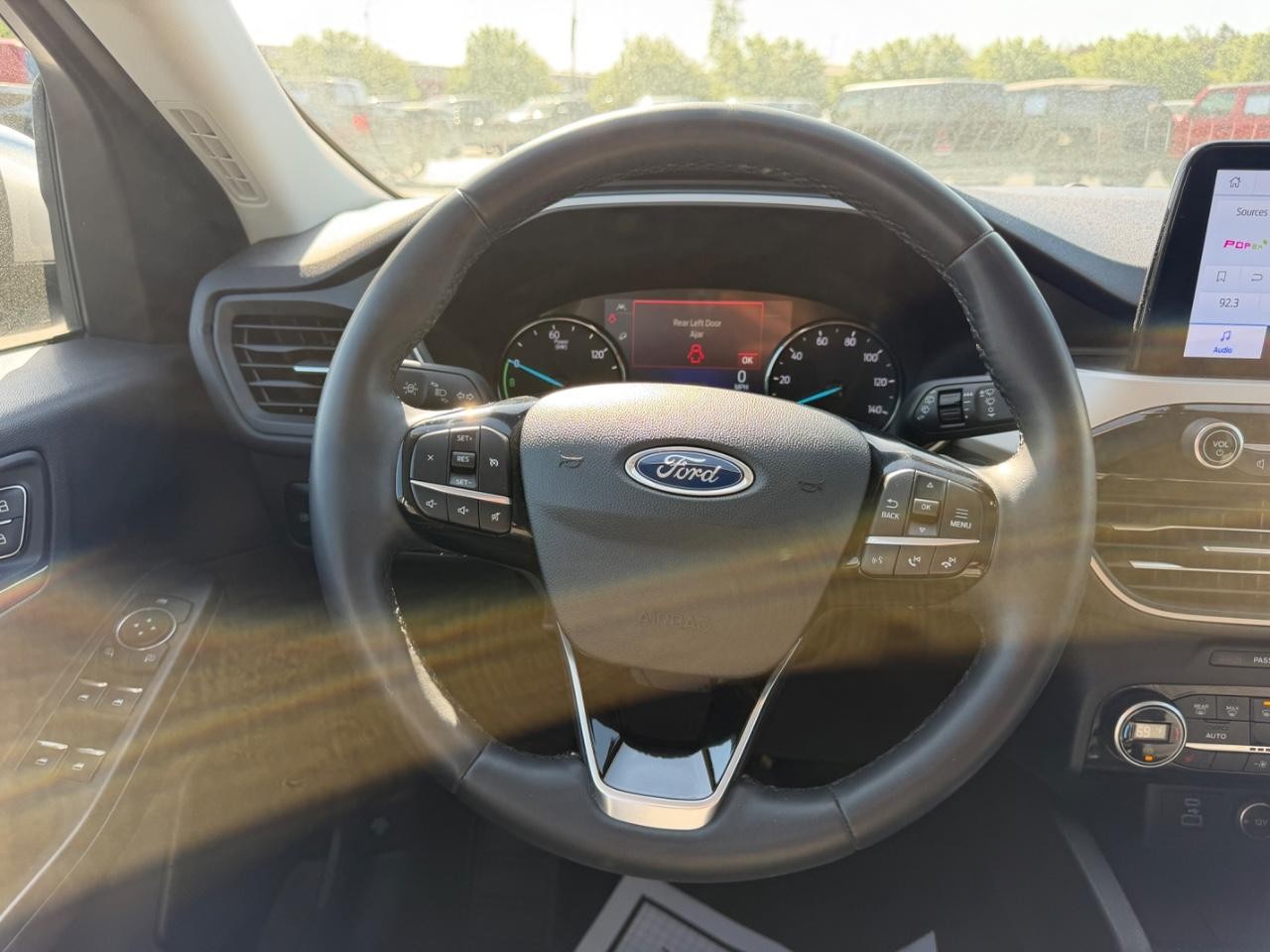 Ford Escape Hybrid Vehicle Full-screen Gallery Image 12