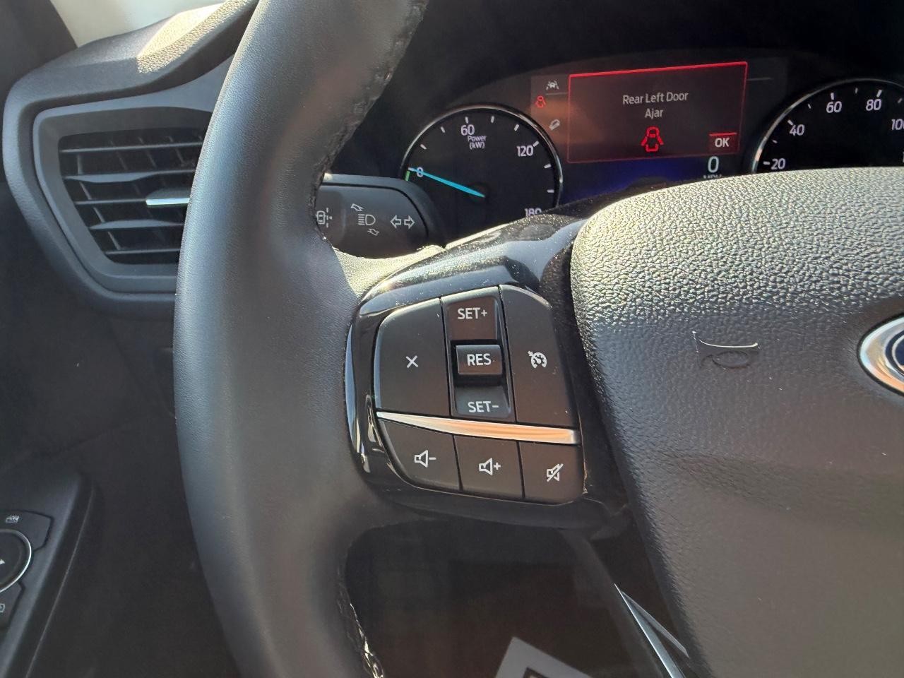 Ford Escape Hybrid Vehicle Full-screen Gallery Image 13