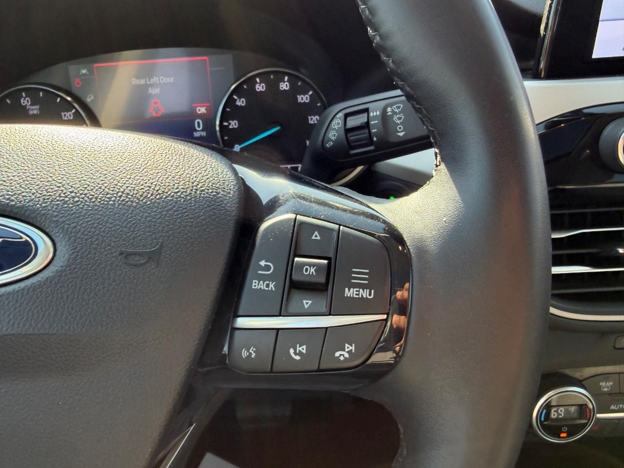 Ford Escape Hybrid Vehicle Full-screen Gallery Image 14