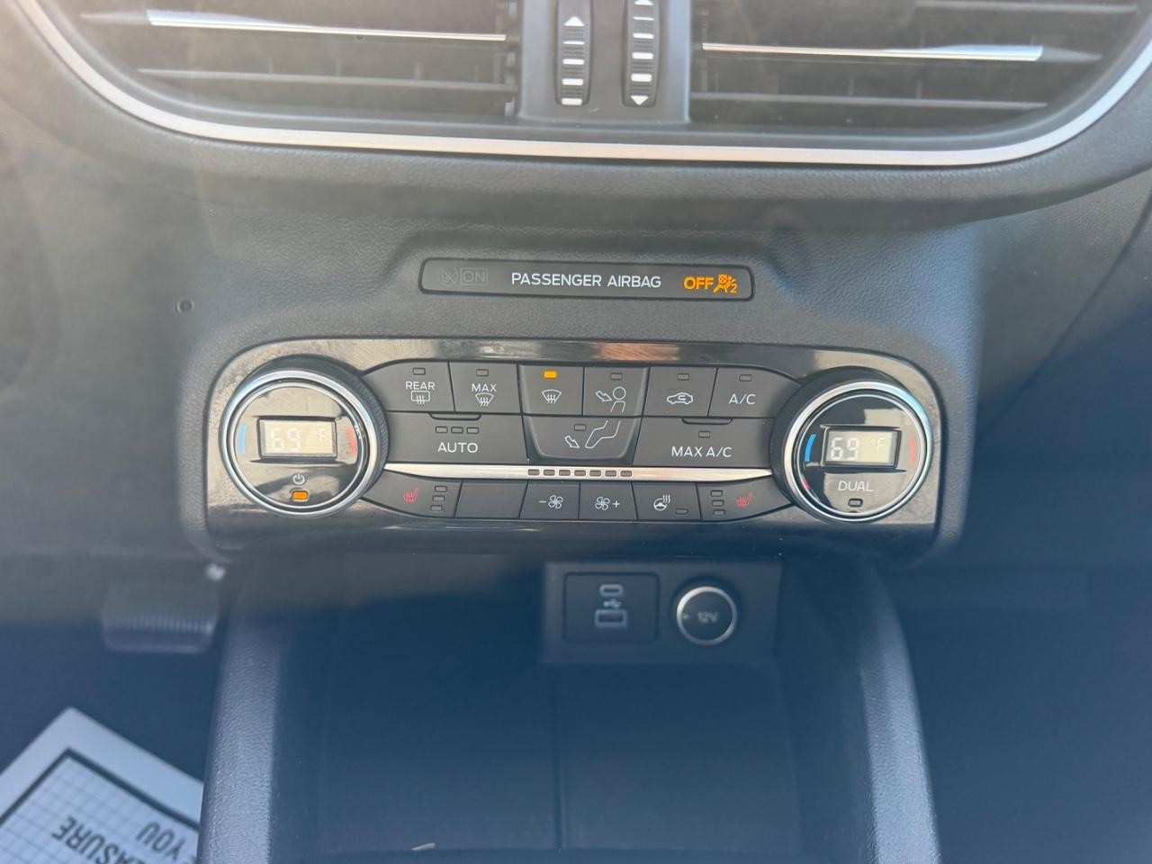 Ford Escape Hybrid Vehicle Full-screen Gallery Image 16