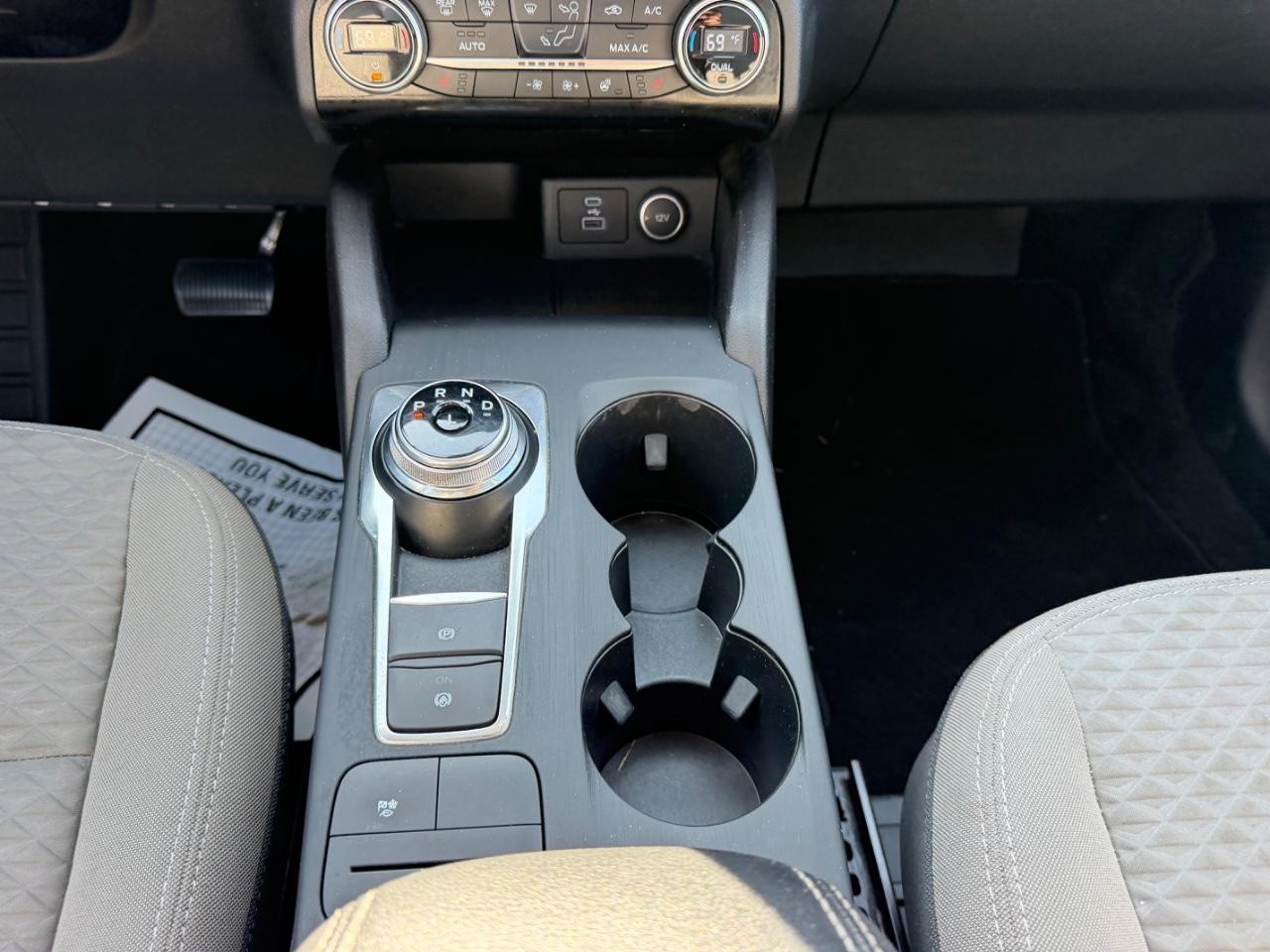 Ford Escape Hybrid Vehicle Full-screen Gallery Image 17