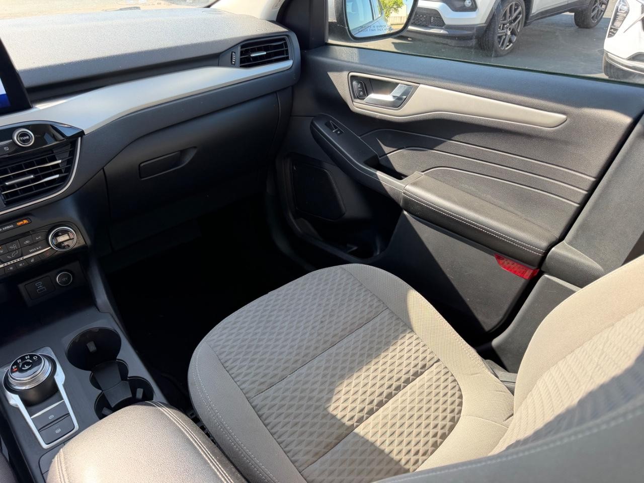 Ford Escape Hybrid Vehicle Full-screen Gallery Image 18
