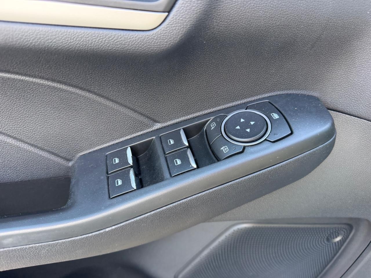 Ford Escape Hybrid Vehicle Full-screen Gallery Image 19