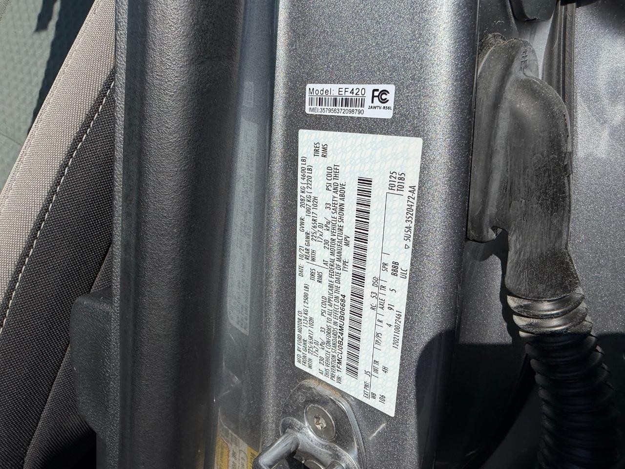 Ford Escape Hybrid Vehicle Full-screen Gallery Image 23