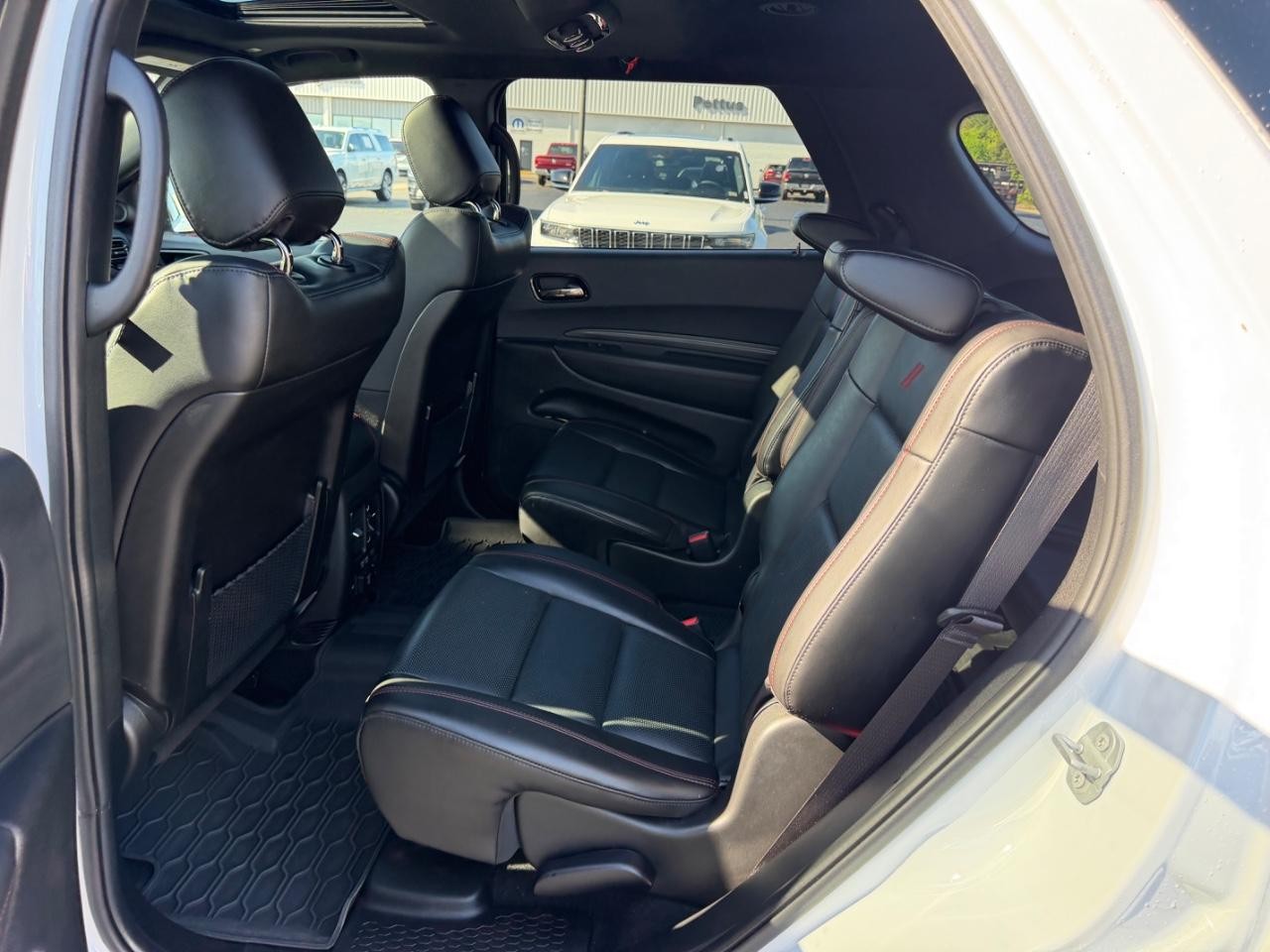 Dodge Durango Vehicle Full-screen Gallery Image 11