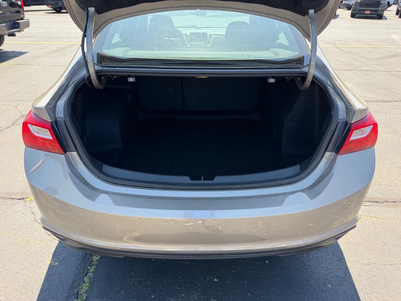 Chevrolet Malibu Vehicle Full-screen Gallery Image 05