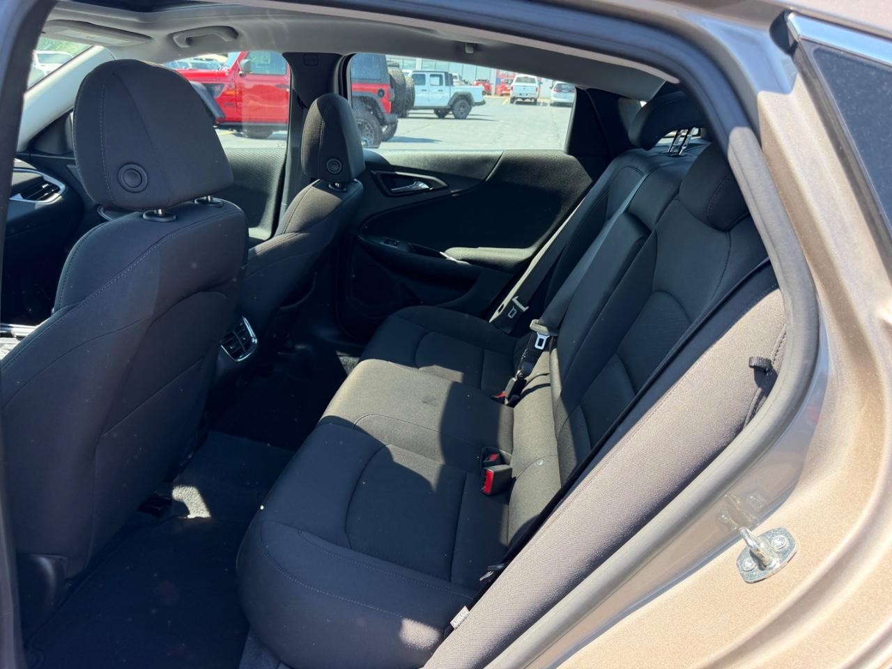 Chevrolet Malibu Vehicle Full-screen Gallery Image 09