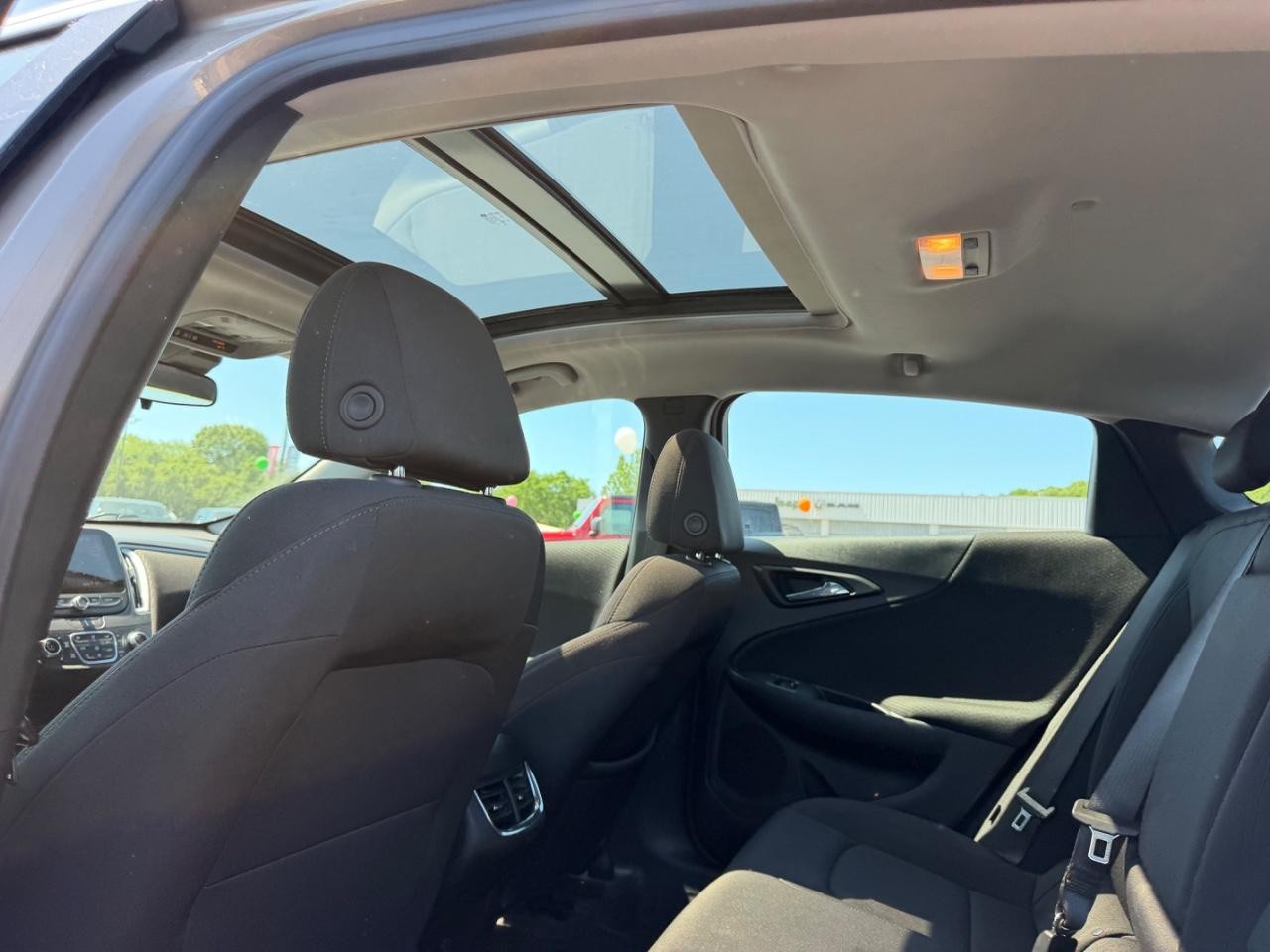 Chevrolet Malibu Vehicle Full-screen Gallery Image 10