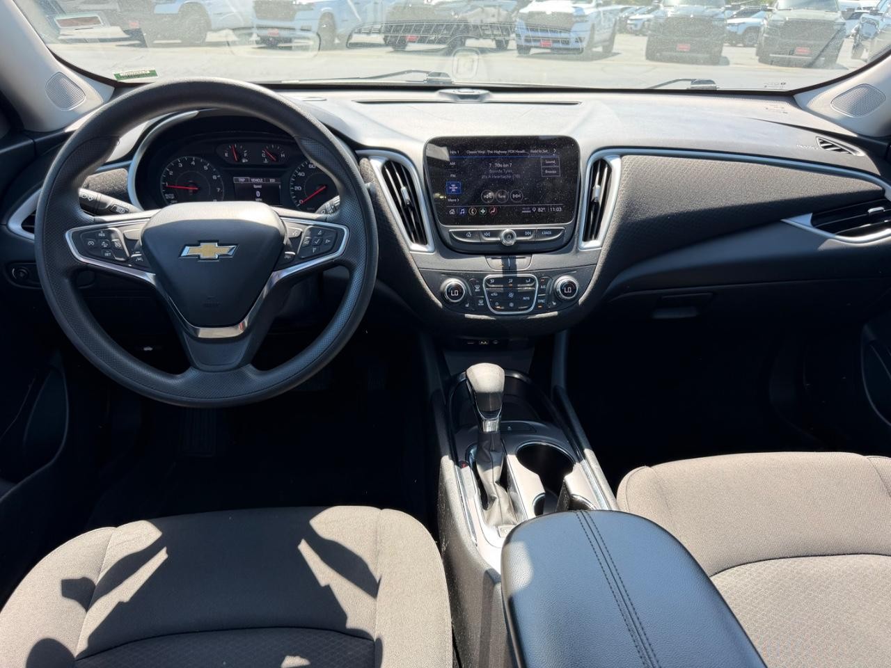 Chevrolet Malibu Vehicle Full-screen Gallery Image 11