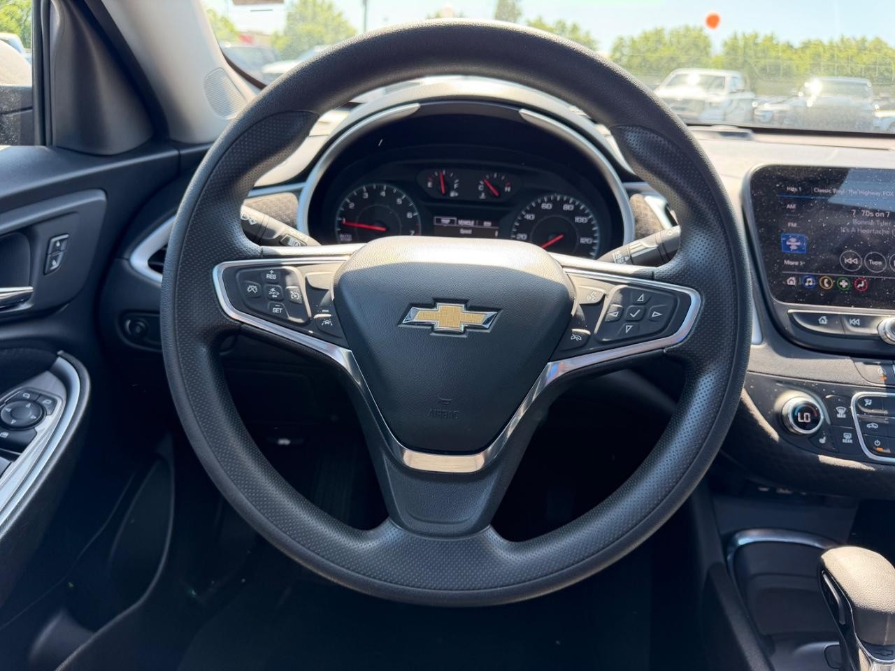 Chevrolet Malibu Vehicle Full-screen Gallery Image 12