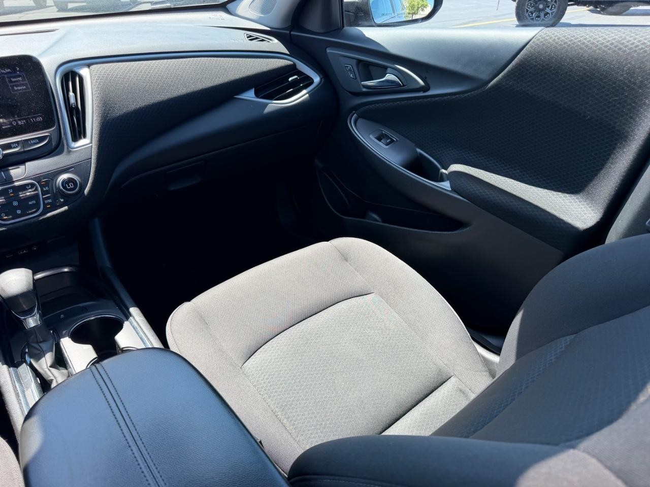 Chevrolet Malibu Vehicle Full-screen Gallery Image 18
