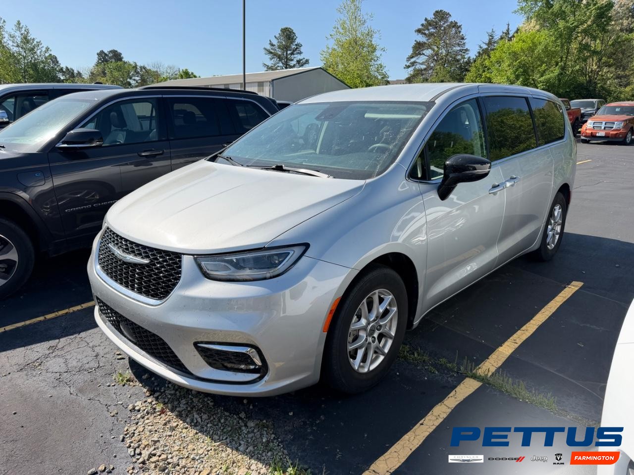 Chrysler Pacifica Vehicle Full-screen Gallery Image 01