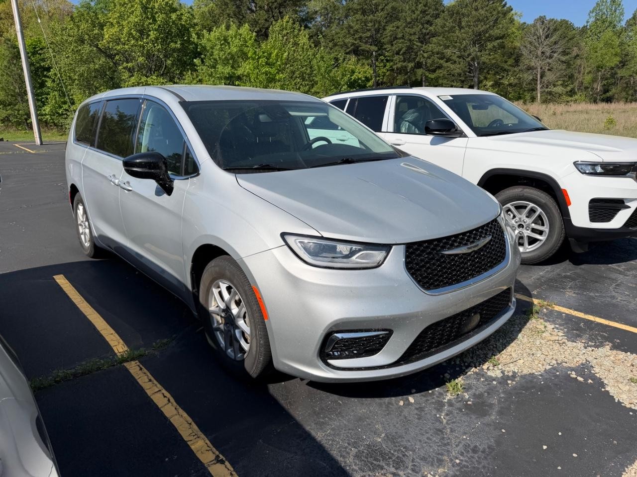 Chrysler Pacifica Vehicle Full-screen Gallery Image 02