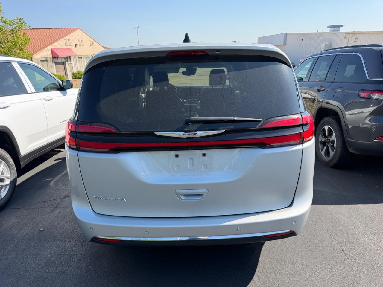 Chrysler Pacifica Vehicle Full-screen Gallery Image 03