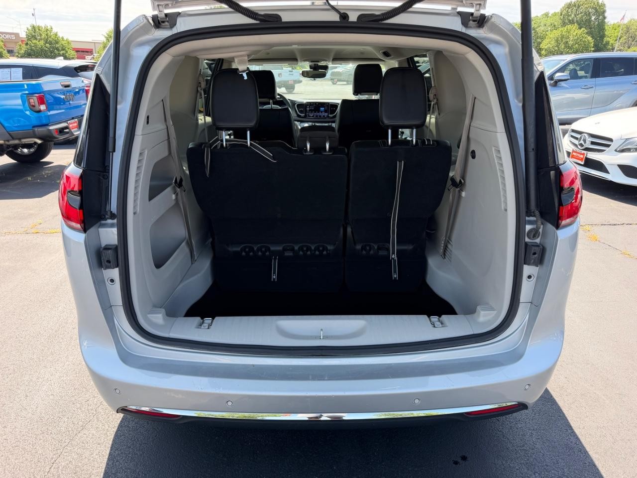 Chrysler Pacifica Vehicle Full-screen Gallery Image 05