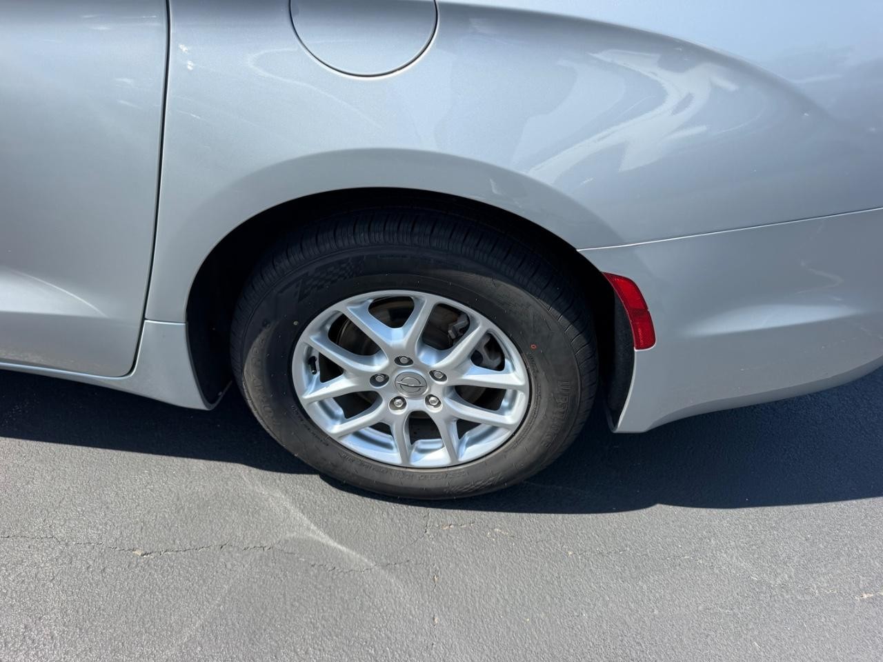 Chrysler Pacifica Vehicle Full-screen Gallery Image 07