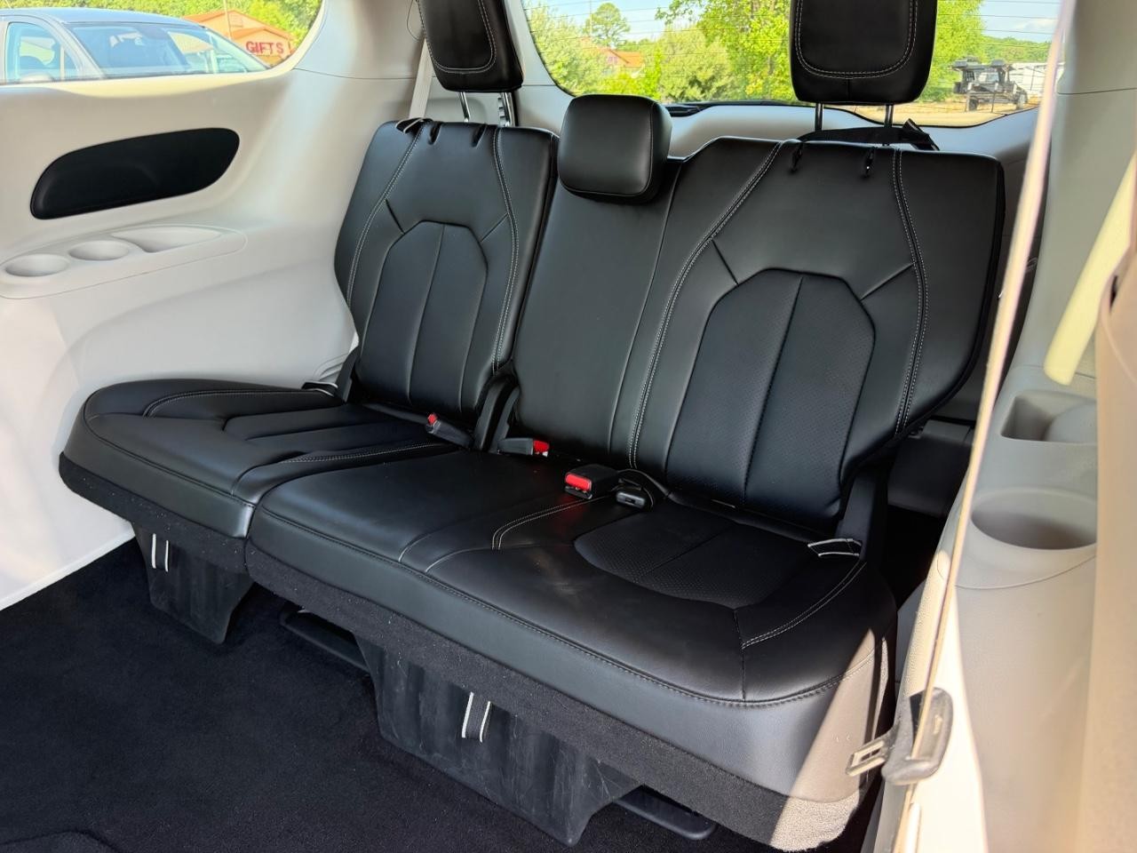 Chrysler Pacifica Vehicle Full-screen Gallery Image 10
