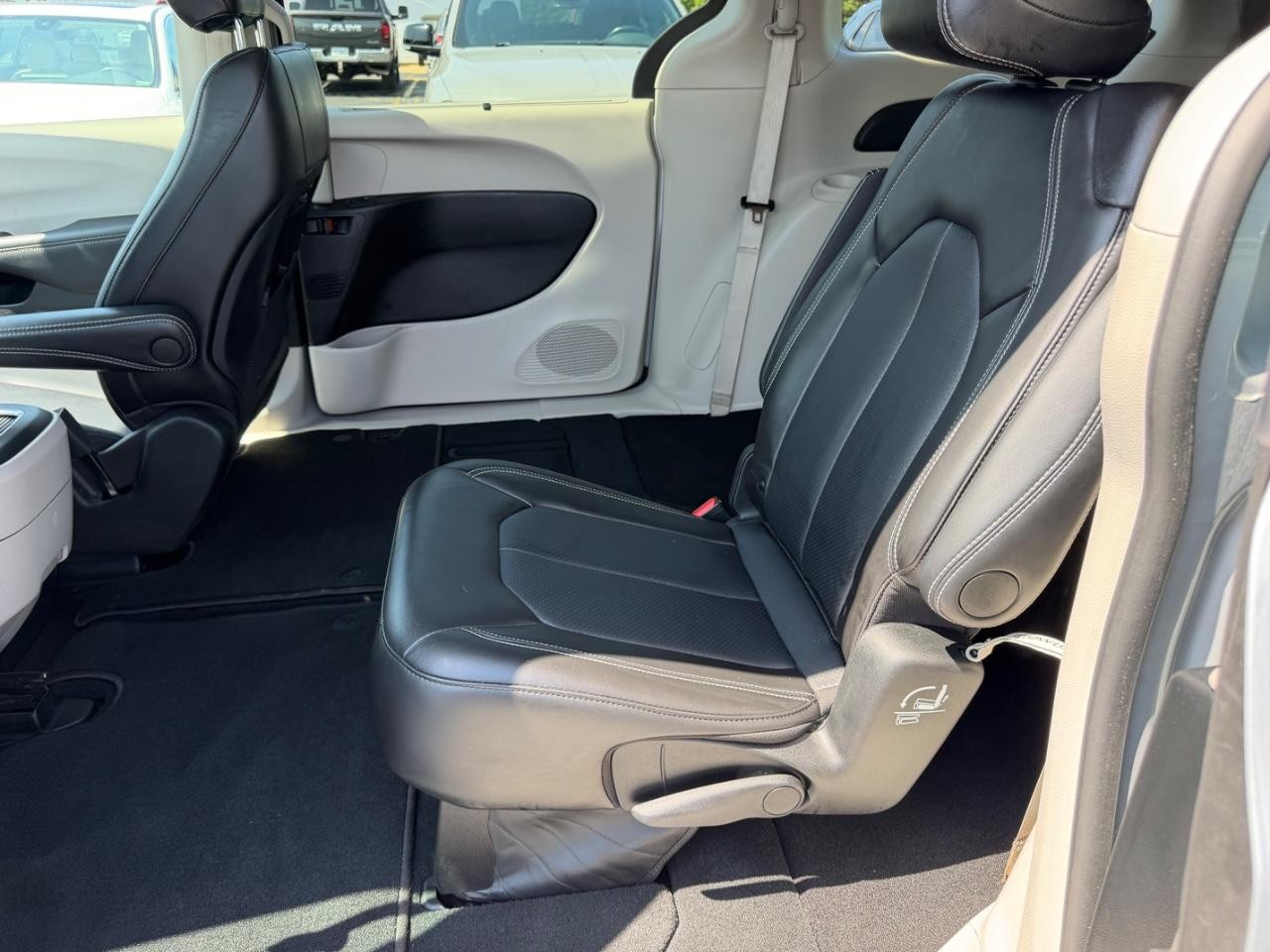 Chrysler Pacifica Vehicle Full-screen Gallery Image 11