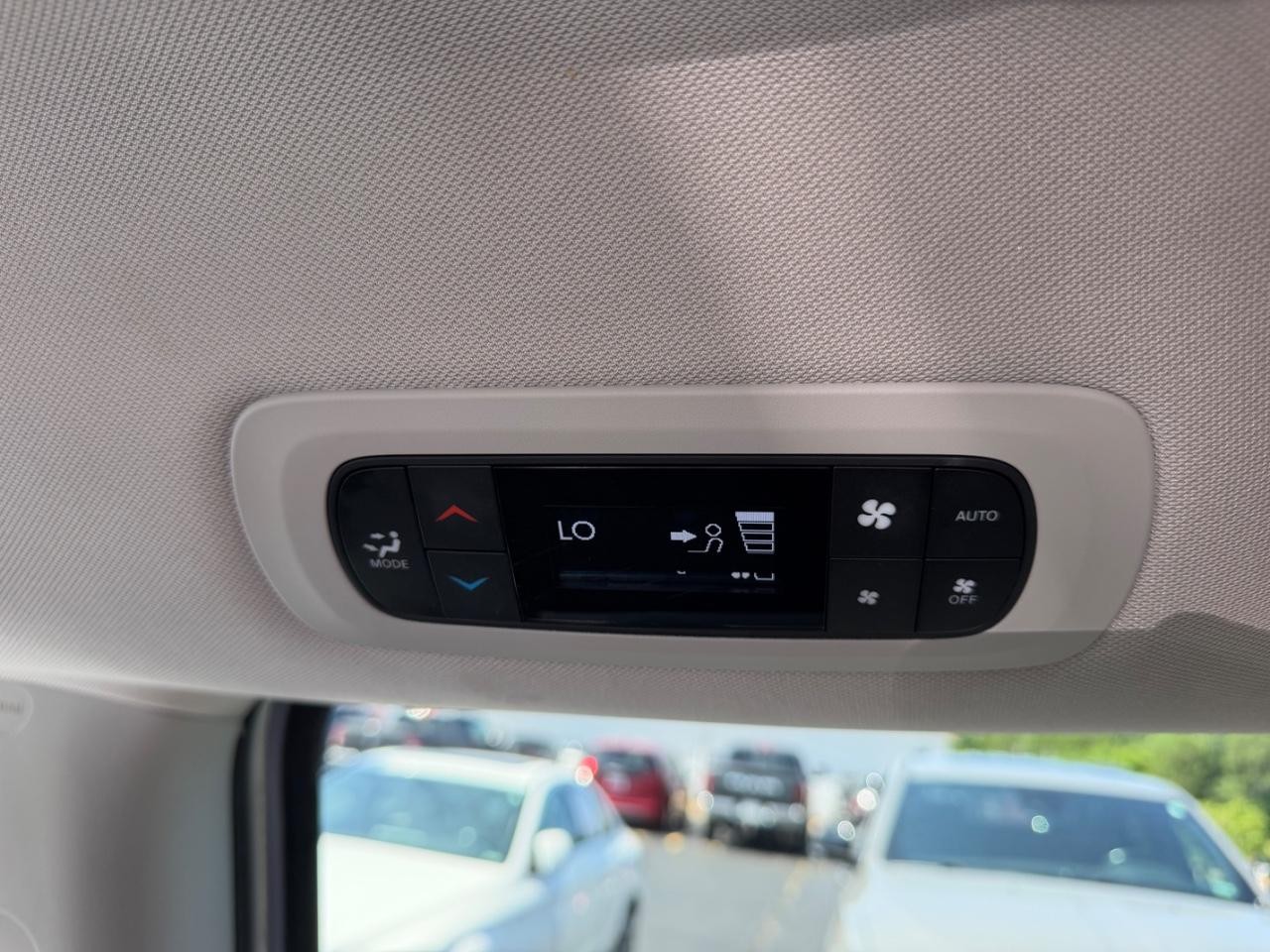 Chrysler Pacifica Vehicle Full-screen Gallery Image 12