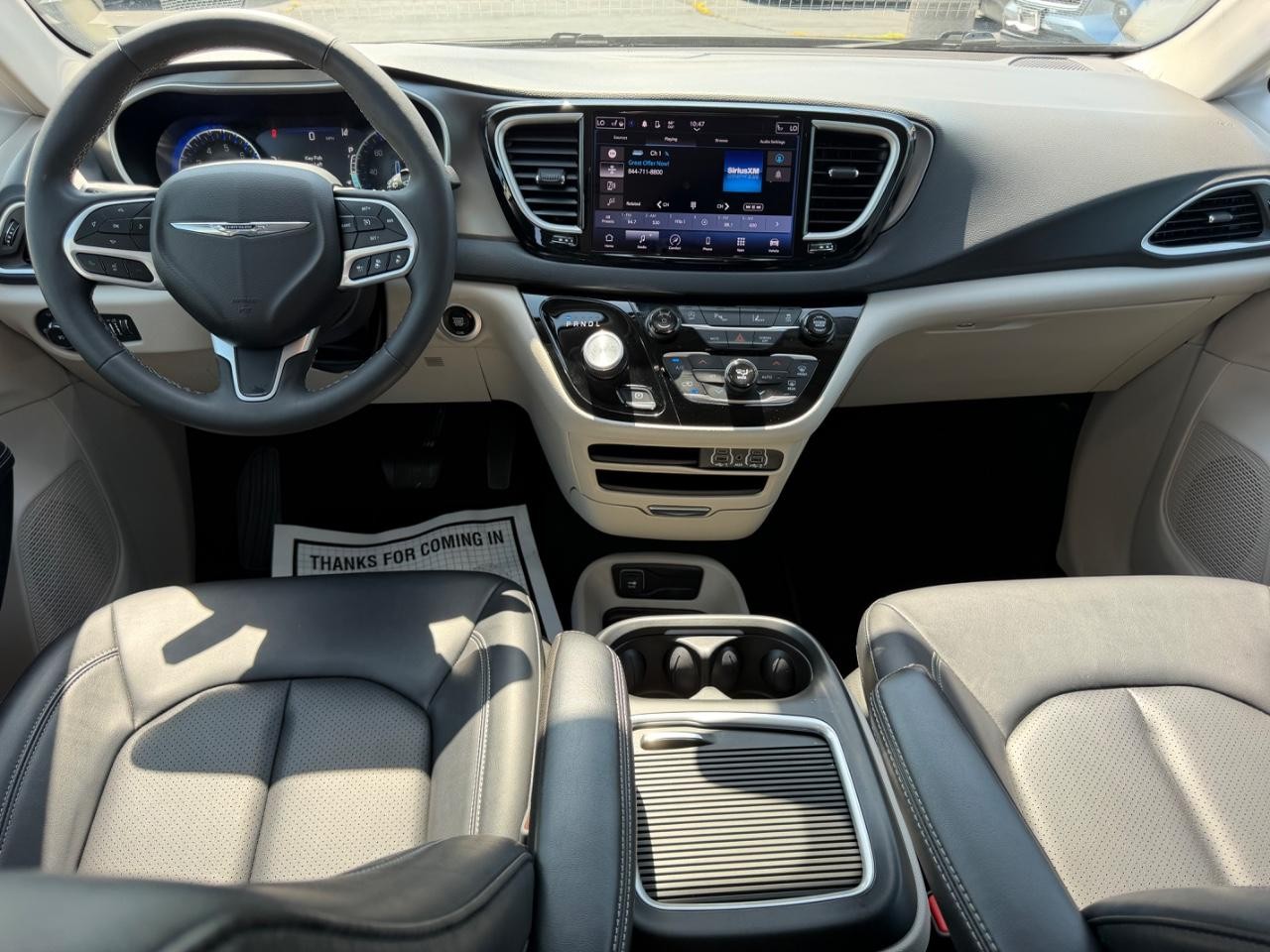Chrysler Pacifica Vehicle Full-screen Gallery Image 13