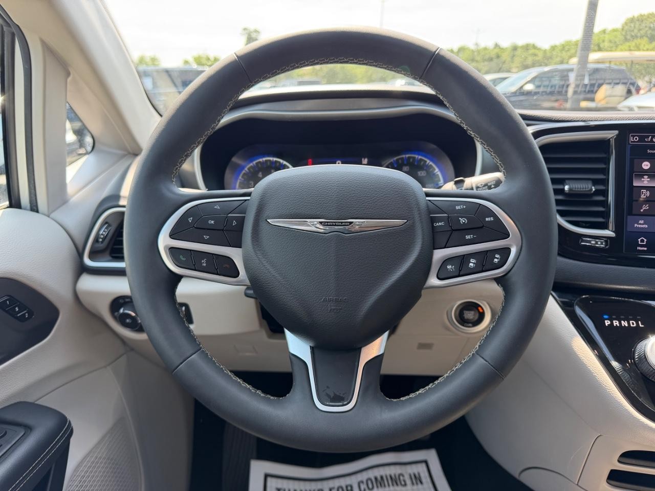 Chrysler Pacifica Vehicle Full-screen Gallery Image 14