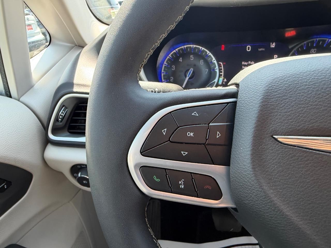 Chrysler Pacifica Vehicle Full-screen Gallery Image 15