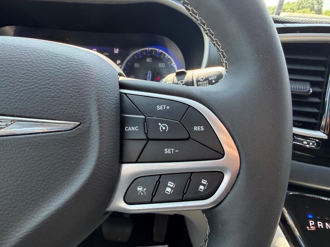Chrysler Pacifica Vehicle Full-screen Gallery Image 16