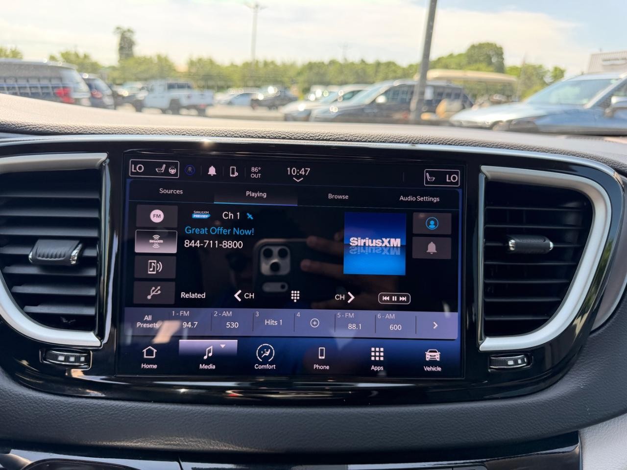 Chrysler Pacifica Vehicle Full-screen Gallery Image 17