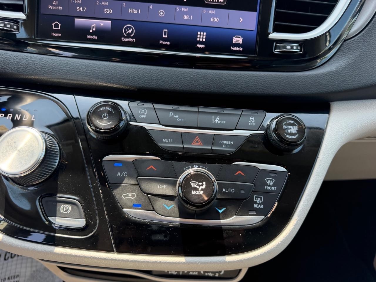 Chrysler Pacifica Vehicle Full-screen Gallery Image 18