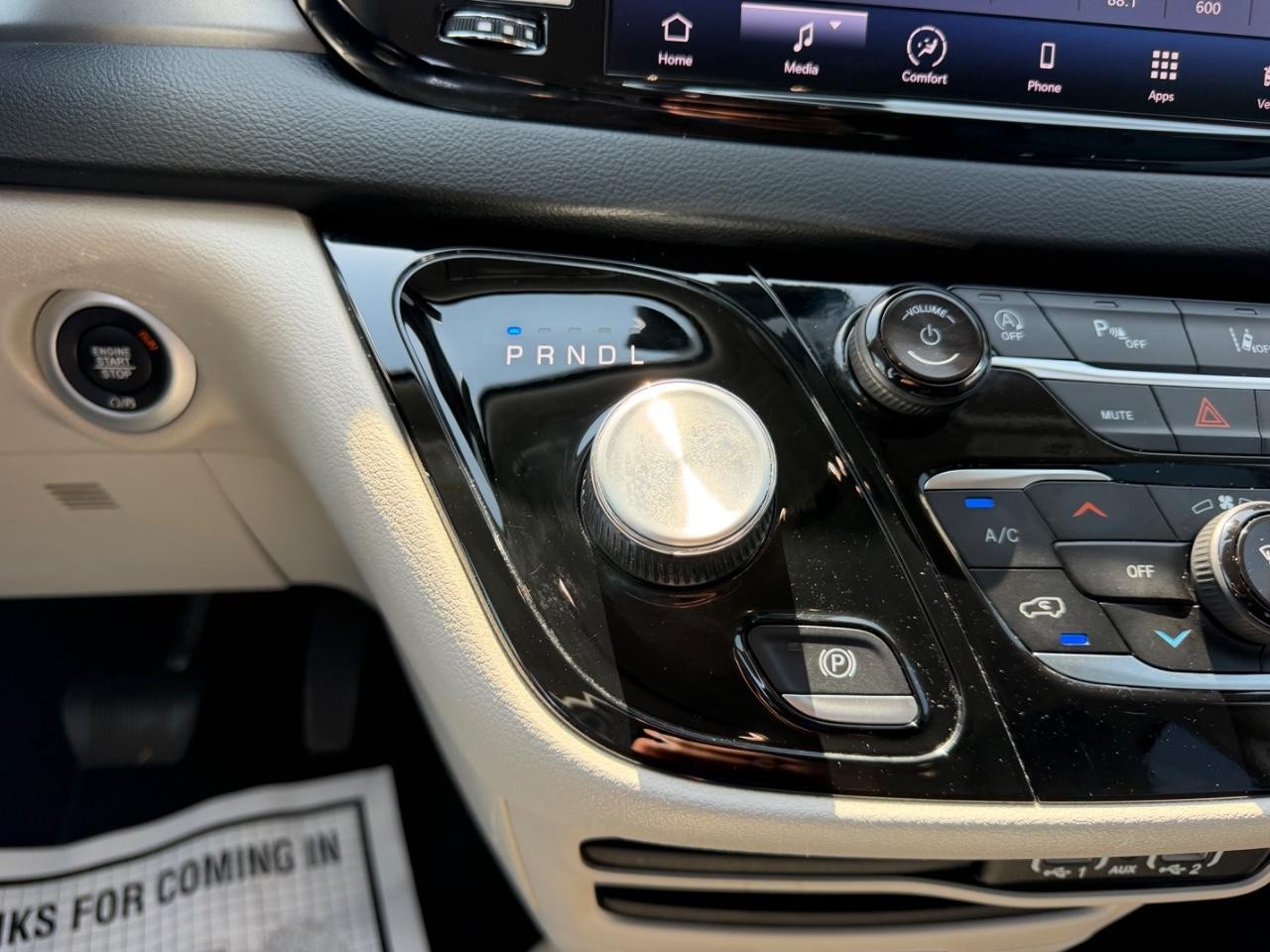 Chrysler Pacifica Vehicle Full-screen Gallery Image 19