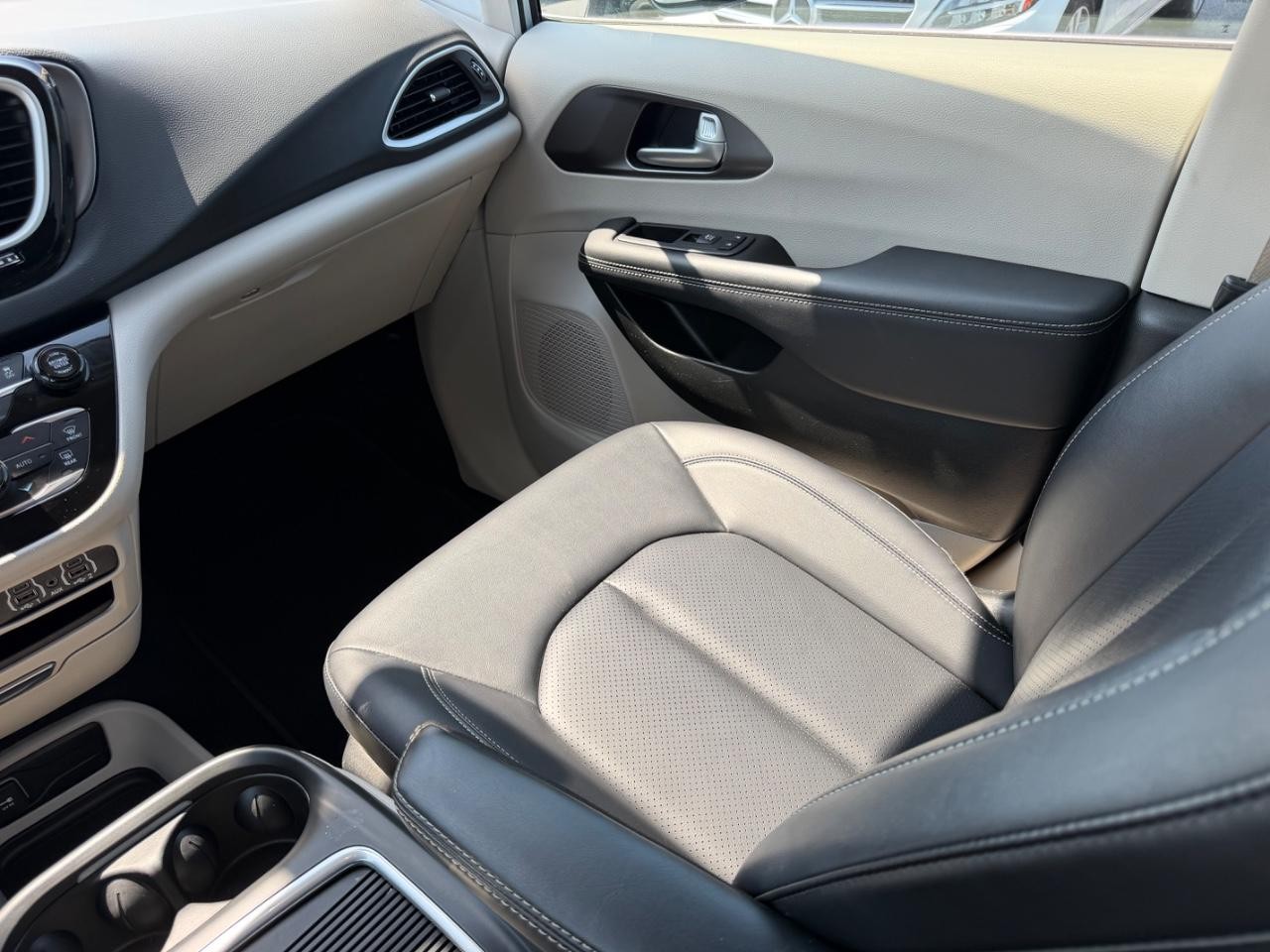 Chrysler Pacifica Vehicle Full-screen Gallery Image 20