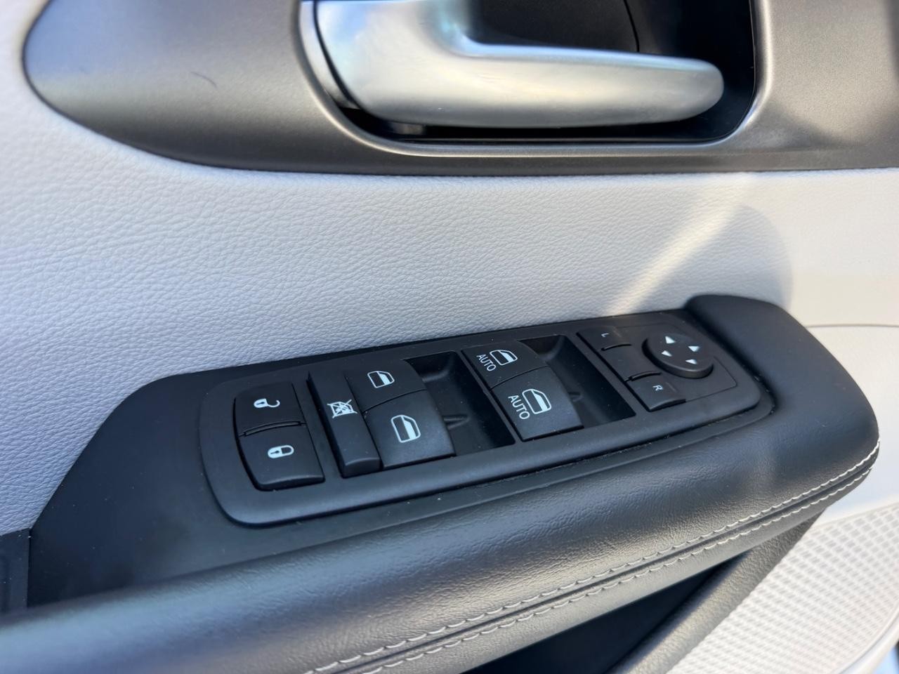 Chrysler Pacifica Vehicle Full-screen Gallery Image 21