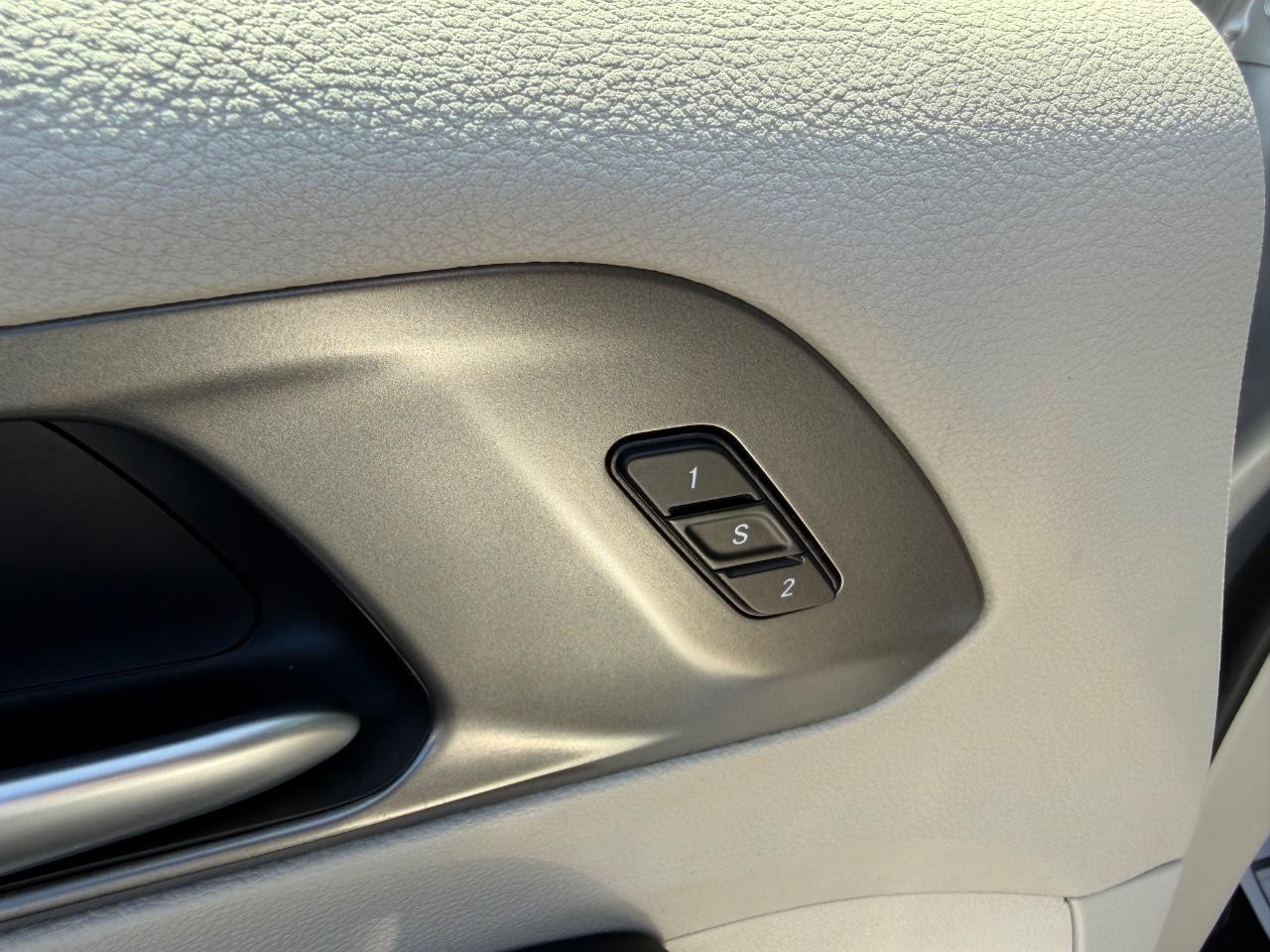 Chrysler Pacifica Vehicle Full-screen Gallery Image 22