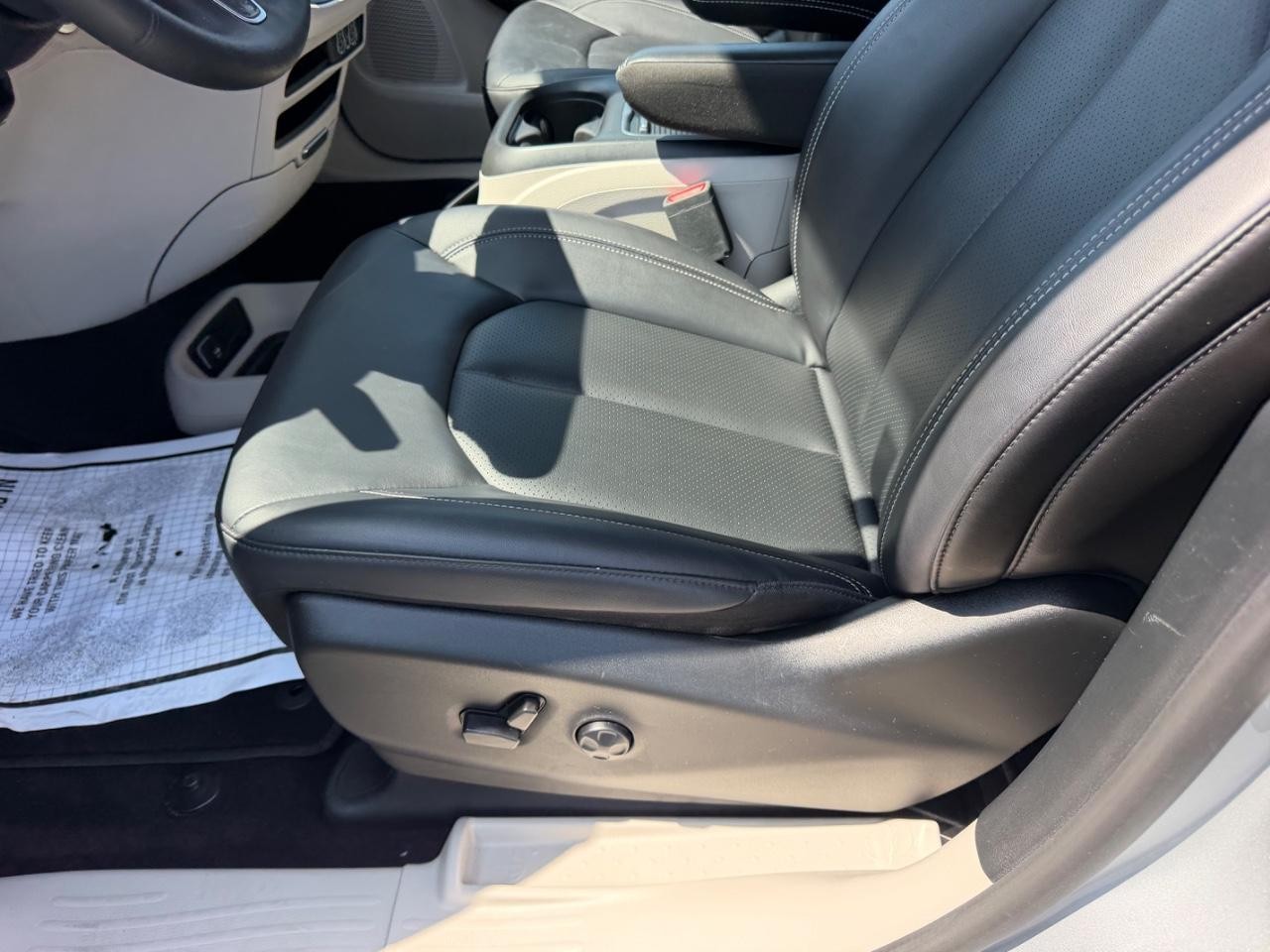 Chrysler Pacifica Vehicle Full-screen Gallery Image 23