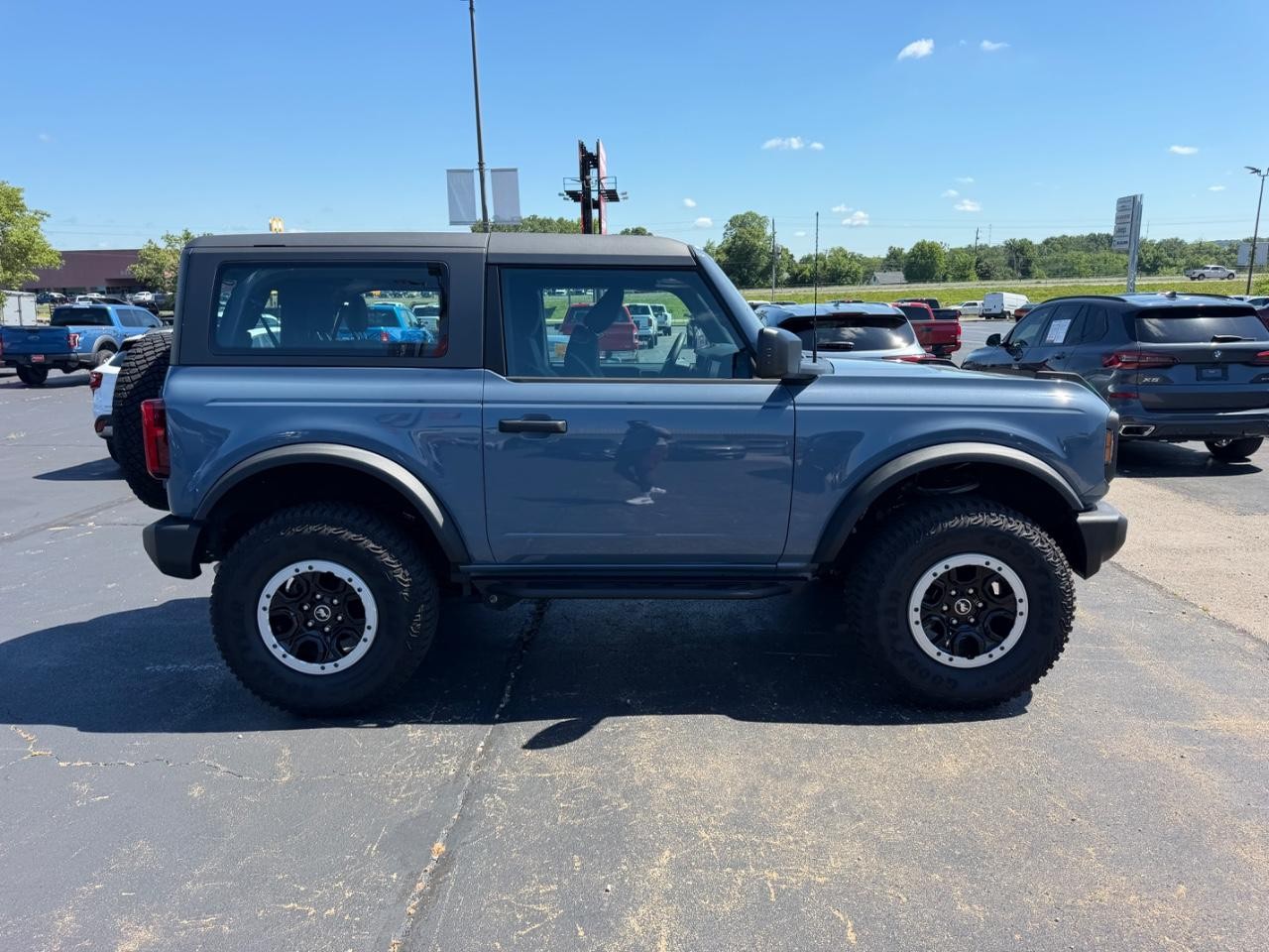 Ford Bronco Vehicle Full-screen Gallery Image 02