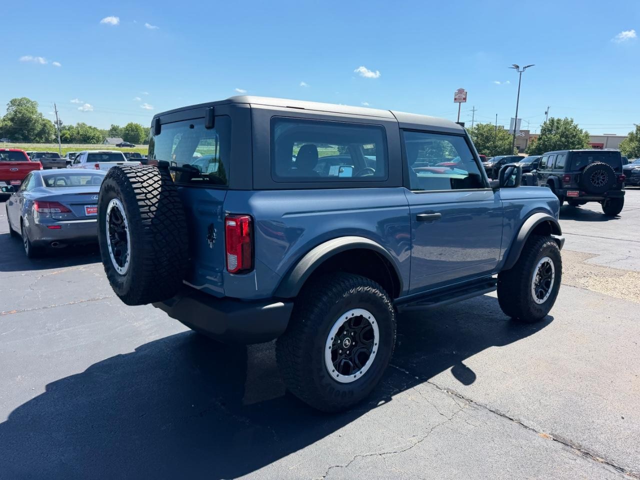 Ford Bronco Vehicle Full-screen Gallery Image 03