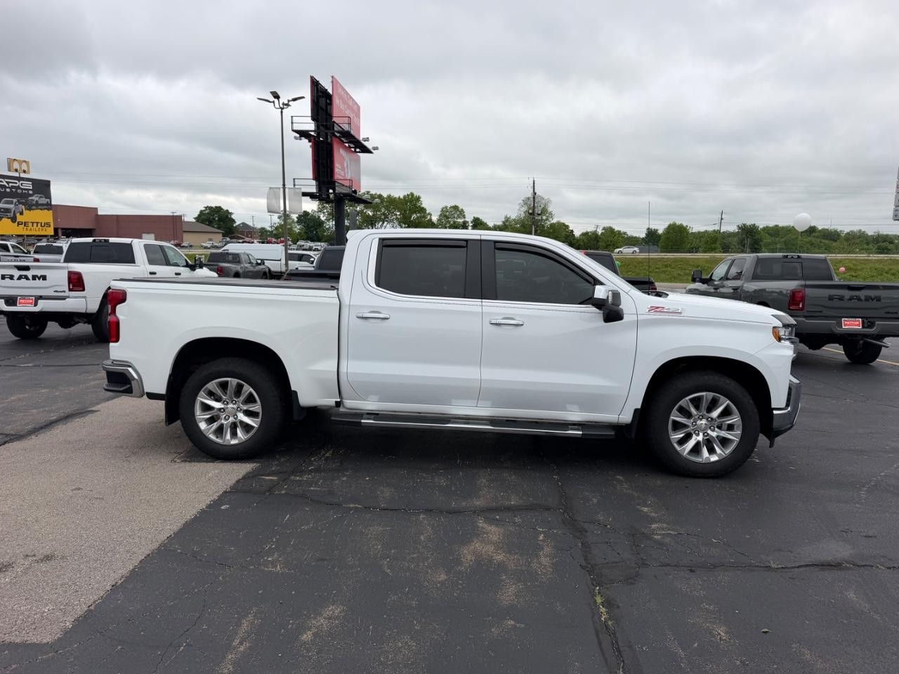 Chevrolet Silverado 1500 LTD Vehicle Full-screen Gallery Image 02