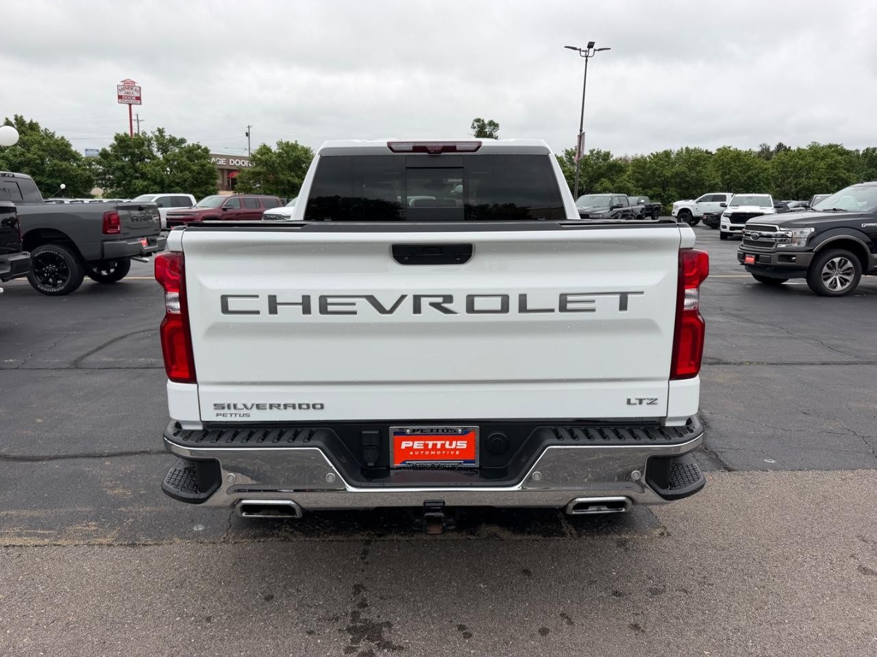 Chevrolet Silverado 1500 LTD Vehicle Full-screen Gallery Image 04