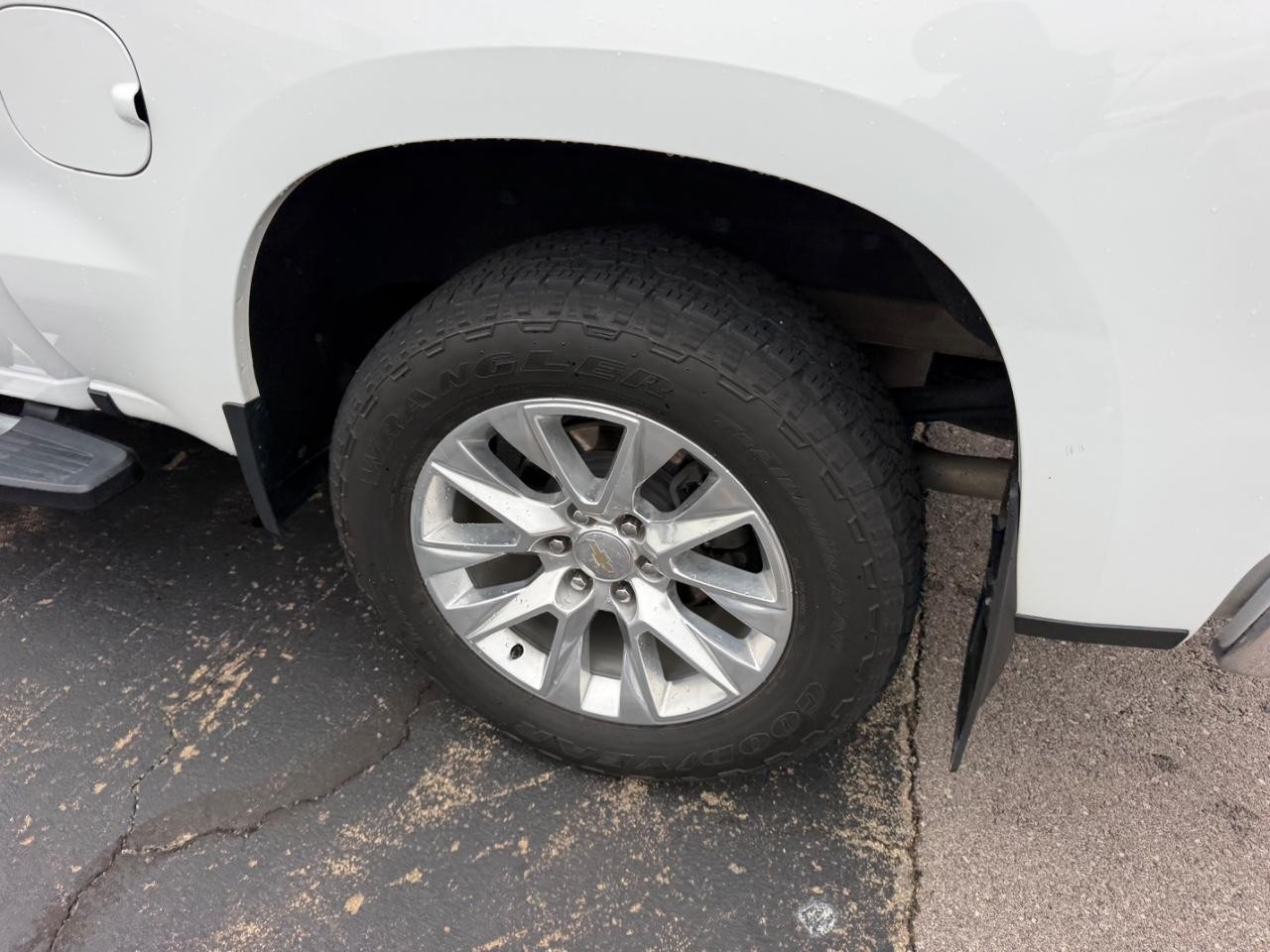 Chevrolet Silverado 1500 LTD Vehicle Full-screen Gallery Image 06