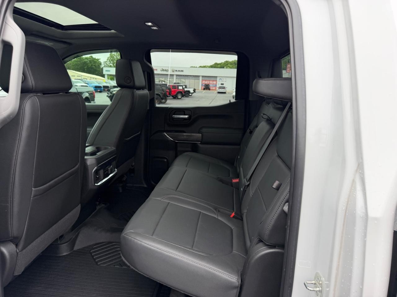 Chevrolet Silverado 1500 LTD Vehicle Full-screen Gallery Image 09