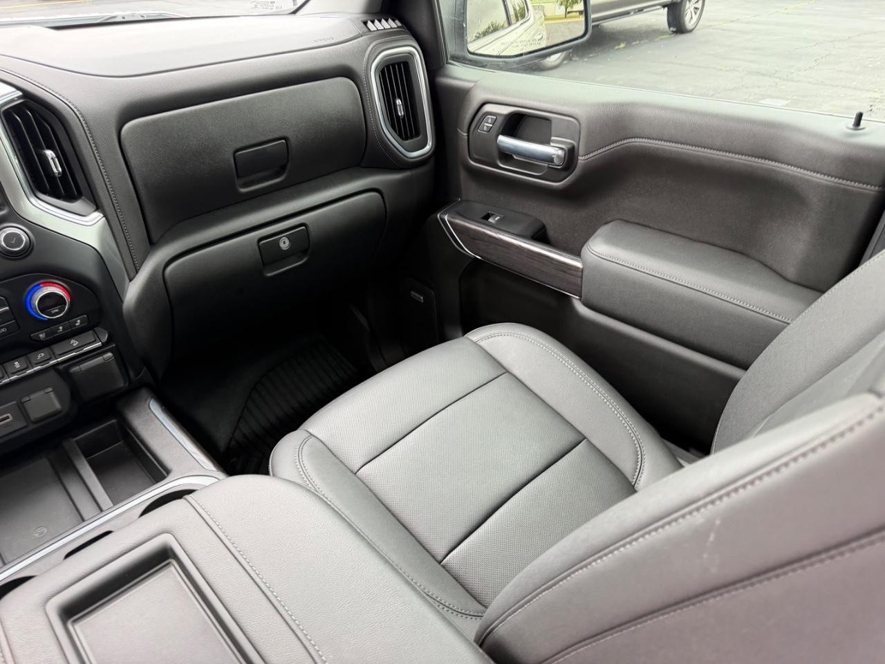 Chevrolet Silverado 1500 LTD Vehicle Full-screen Gallery Image 17