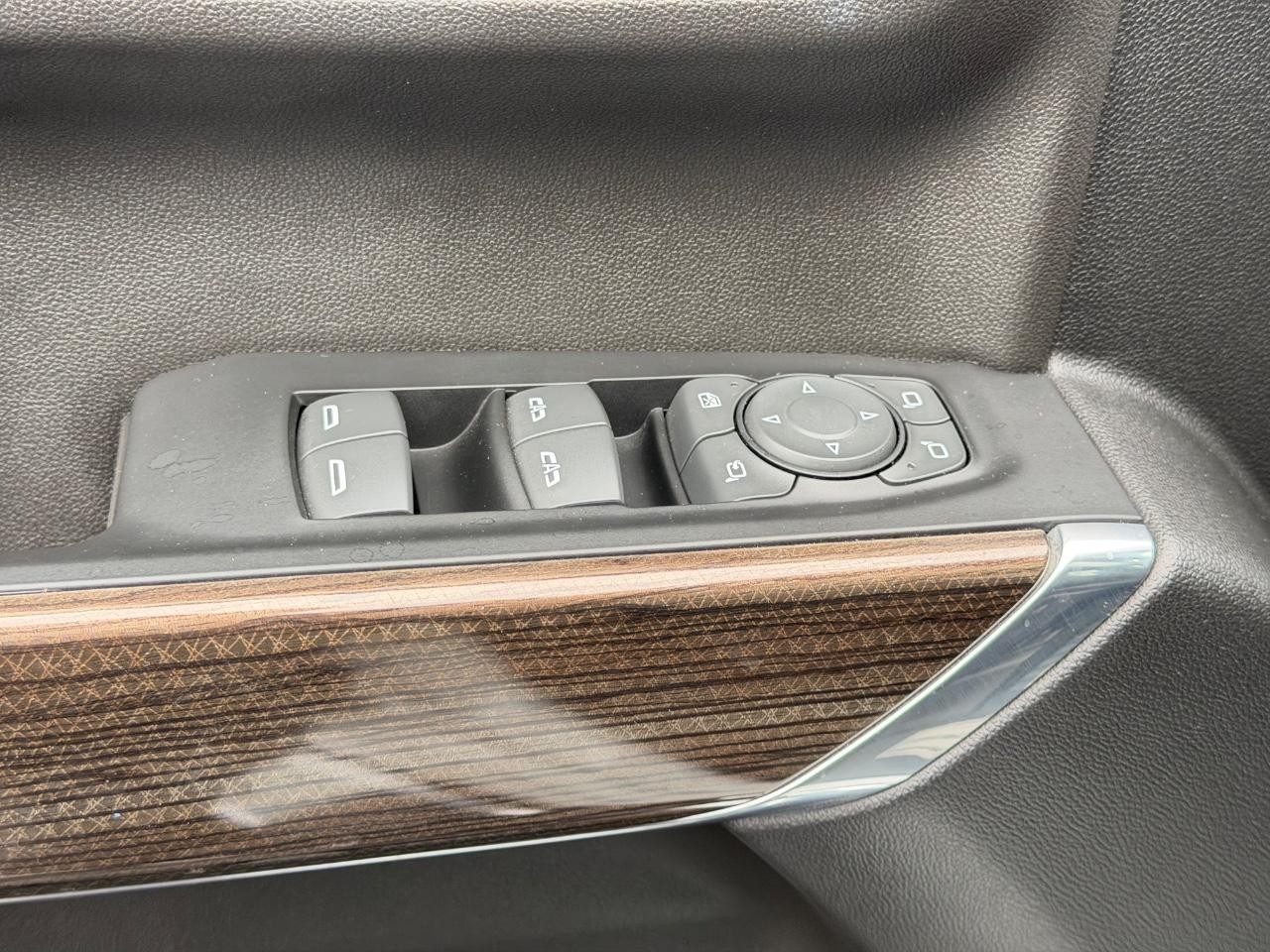 Chevrolet Silverado 1500 LTD Vehicle Full-screen Gallery Image 18