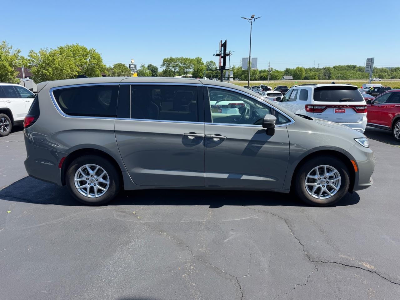 Chrysler Pacifica Vehicle Full-screen Gallery Image 02