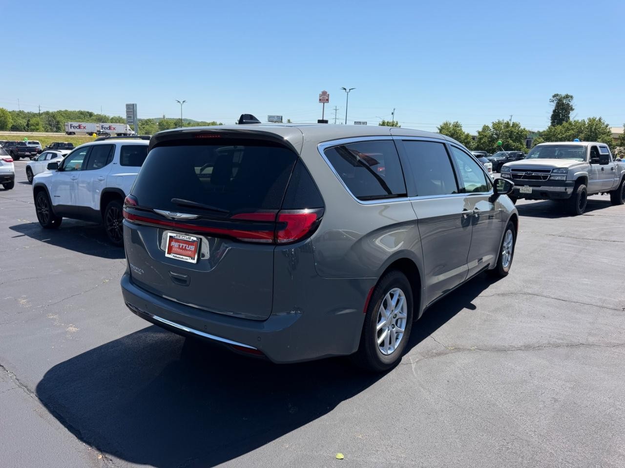 Chrysler Pacifica Vehicle Full-screen Gallery Image 03
