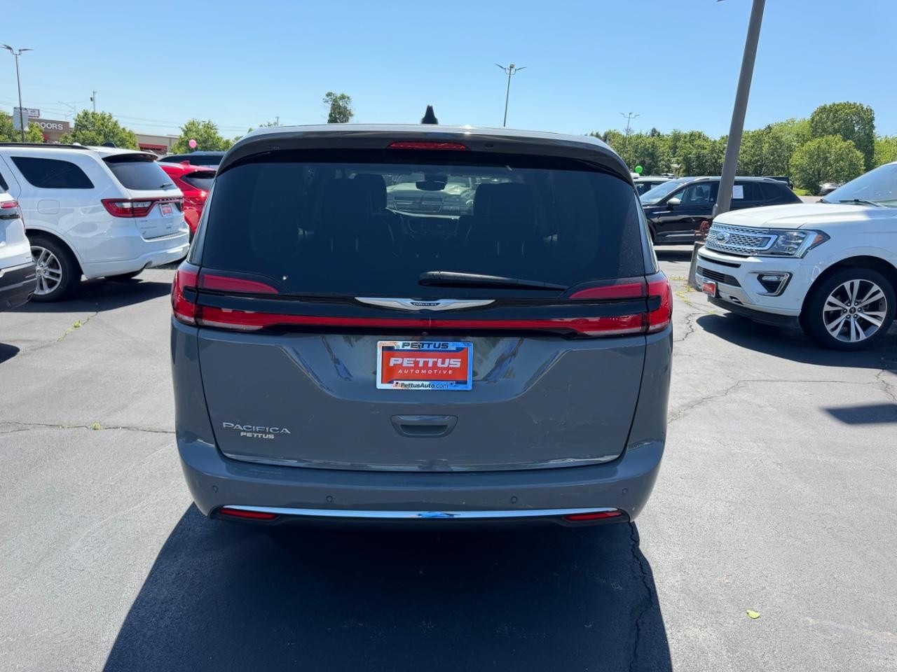 Chrysler Pacifica Vehicle Full-screen Gallery Image 04